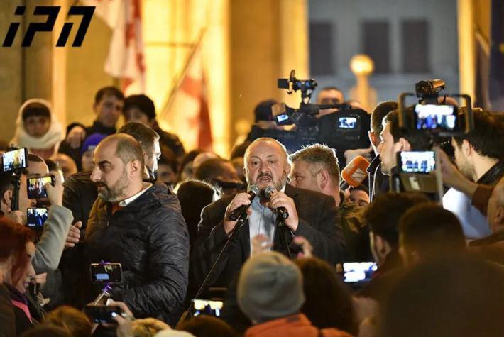 პარლამენტის წინ მიმდინარე აქციაზე გიორგი მარგველაშვილი მივიდა