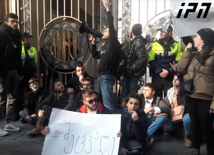 პარლამენტის შესასვლელი პიკეტირებულია - ადგილზე "სირცხვილიას" და "შეცვალეს" აქტივისტები მივიდნენ