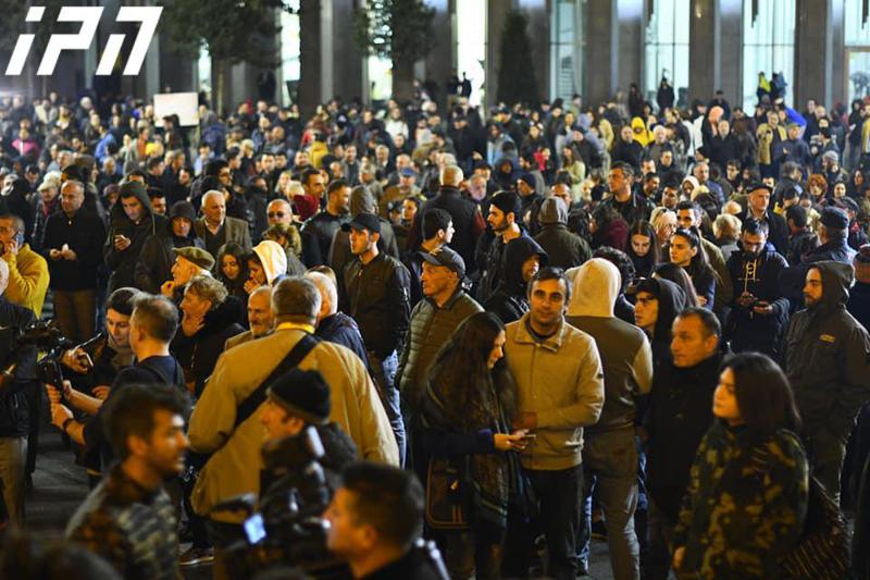 რა ვითარებაა პარლამენტთან, სადაც საპროტესტო აქცია მიმდინარეობს