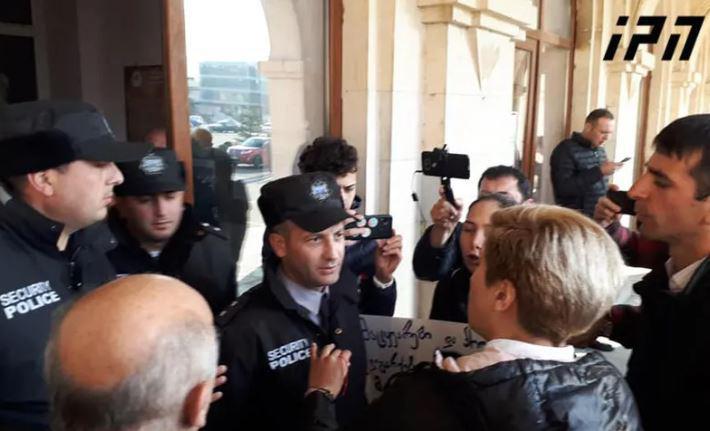 ხმაური გორში - მაჟორიტარი დეპუტატის ბიუროსთან პოლიციელებსა და აქციის მონაწილეებს შორის შეხლა-შემოხლა მოხდა