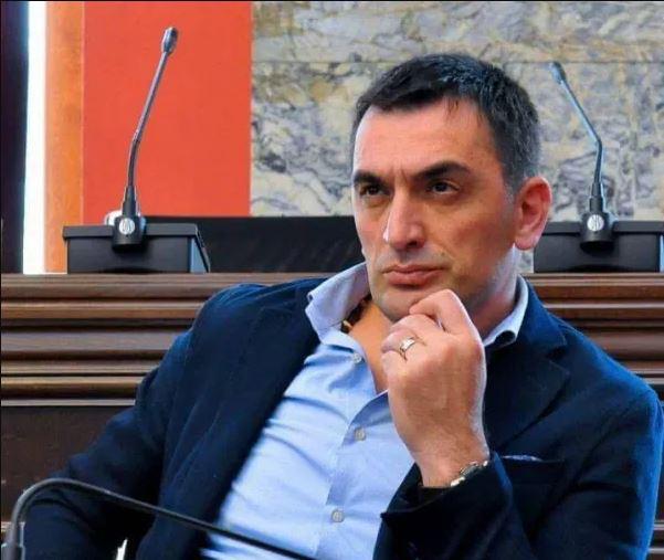 უმრავლესობას კიდევ ერთი დეპუტატი, რუსთავის მაჟორიტარი გიორგი ბეგაძე ტოვებს