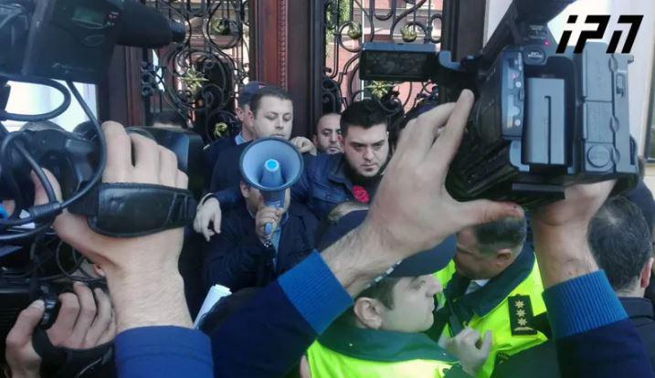 აჭარის მთავრობის სახლთან პოლიციაა მობილიზებული, დაკავებულია ოთხი პირი