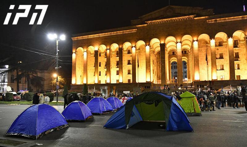 "რუსთაველი იქნება დიდხანს გადაკეტილი და არა მხოლოდ რუსთაველი..." - აქციის მონაწილეებმა ღამე  კარვებში გაატარეს