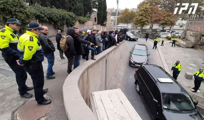 ხმაური "ქართული ოცნების" ოფისთან - აქციის მონაწილეები  დეპუტატ ლერი ხაბელოვს დაუპირისპირდნენ