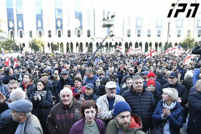 მსოფლიო მედია თბილისში მიმდინარე მოვლენებზე - "20 000 ადამიანი მთავრობის წინააღმდეგ გამოვიდა"