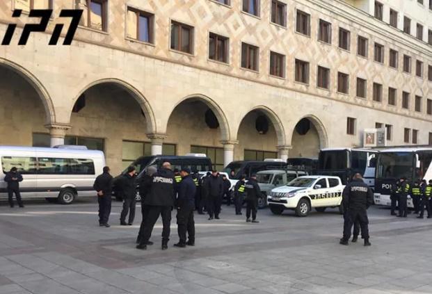 სამართალდამცავთა დიდი რაოდენობა პარლამენტთან - კადრები ადგილიდან