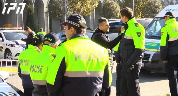 პარლამენტის ეზოში პოლიციის დამატებითი ძალებია მობილიზებული