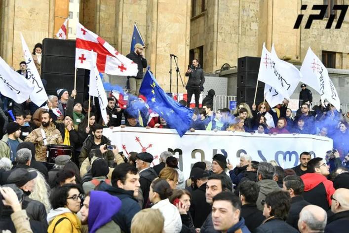 LIVE: პარლამენტთან საპროტესტო აქცია მიმდინარეობს