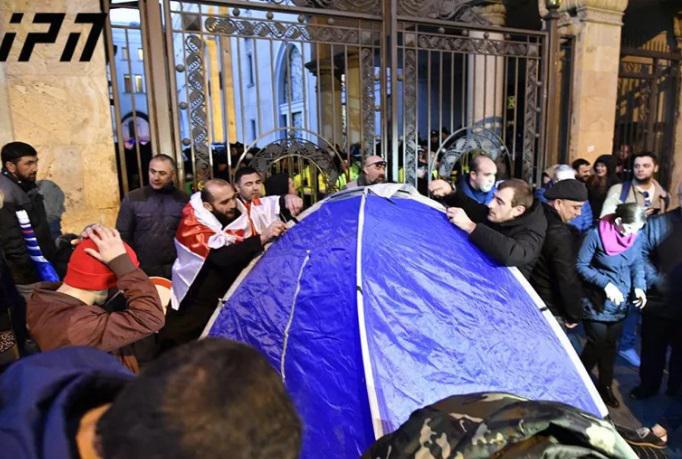 პარლამენტის ყველა შესასვლელი პიკეტირებულია - აქციის მონაწილეებმა ადგილზე კარვები გაშალეს