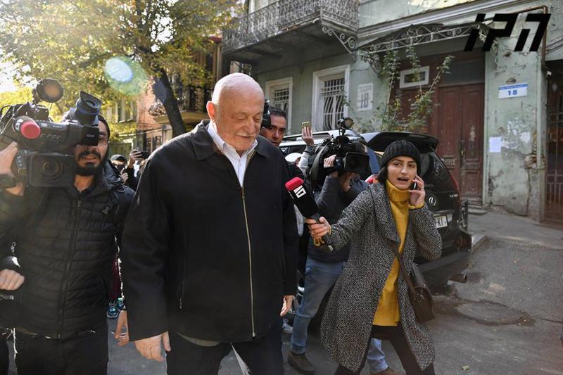 "ბიძინას მონებო, ვირთხებო" - აქციის მონაწილეები დეპუტატებს პარლამენტში არ უშვებენ