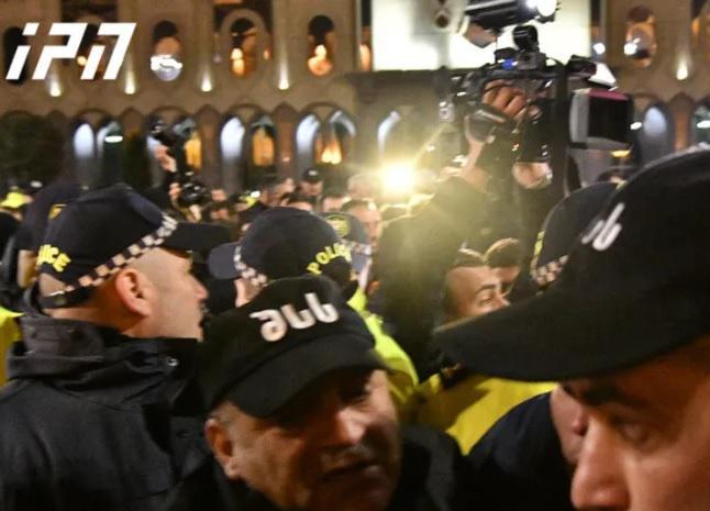 პოლიციას ალეკო ელისაშვილის დაკავების მცდელობა ჰქონდა, თუმცა აქციის მონაწილეებმა ამის საშუალება არ მისცეს