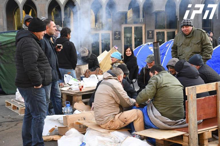 ღამენათევი აქციის მონაწილეები, კარვები და ქვიშის ტომრების ბარიკადები - ფოტოები პარლამენტის მიმდებარე ტერიტორიიდან