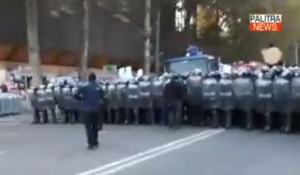 LIVE: სპეცდანიშნულების რაზმი და ტექნიკა პარლამენტის მიმართულებით დაიძრა