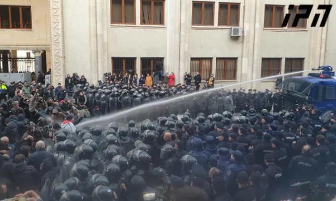 LIVE: პარლამენტთან სპეცრაზმმა  აქციის დაშლა დაიწყო