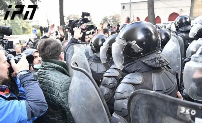 პარლამენტთან რამდენიმე პირი დააკავეს