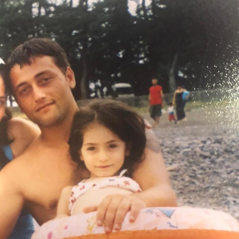 "თქვენ მამა წამართვით და ამას არასდროს გაპატიებთ!" - მოკლული ნოდარ ცხადაძის შვილი ბრალდებულ ბექა კვიციანის მშობლებს მიმართავს