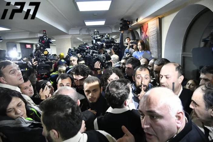 თბილისის საქალაქო სასამართლოს დერეფანში ხმაურია