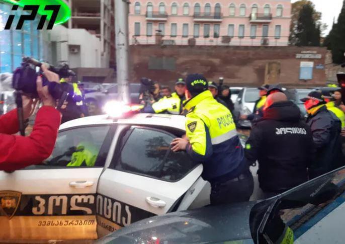 ხმაური "ქართული ოცნების" ოფისთან - პოლიციამ მოძრაობა "შეცვალეს" 3 წევრი დააკავა