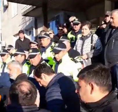"გვეტაკნენ, წაგვაქციეს, თუმცა საბოლოოდ, თალაკვაძის ოფისი მაინც დალუქულია" - ოზურგეთში დაპირისპირება მოხდა