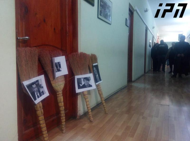 "ოცნების" მხარდამჭერებმა ქუთაისში, საკრებულოს "ნაცმოძრაობის" დეპუტატის, გიგა შუშანიას კაბინეტთან ცოცხები მიიტანეს