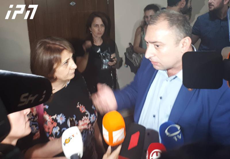 "გაბედეს" აქტივისტები უმრავლესობის დეპუტატს, მერაბ ქვარაიას პრესკონფერენციის ჩატარების საშუალებას არ აძლევენ