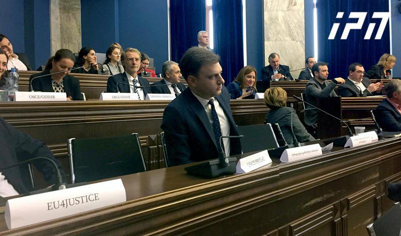 დაპირისპირება ცოცხისა და ბეიჯის მოღერების თანხლებით -  რა მოხდა საკრებულოს სხდომაზე