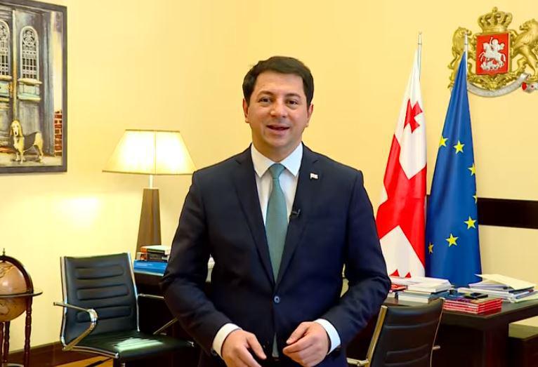 დაისვენა თუ არა თალაკვაძემ კომოს ტბაზე? - "ოცნების" ლიდერებს მედია და ოპოზიცია ამხელს, პარლამენტის თავმჯდომარე კი მათ პასუხობს