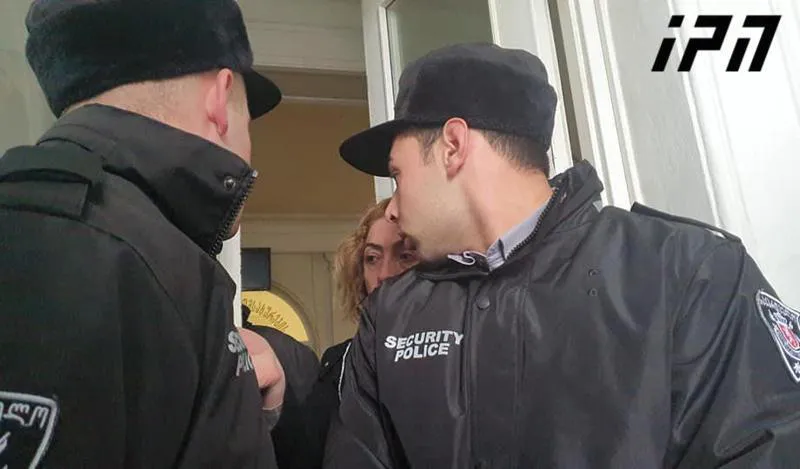 რა ხდება თელავში, სადაც "ევროპული საქართველოს" წევრები მაჟორიტარი დეპუტატების ბიუროსთვის ბოქლომების დადებას ცდილობენ
