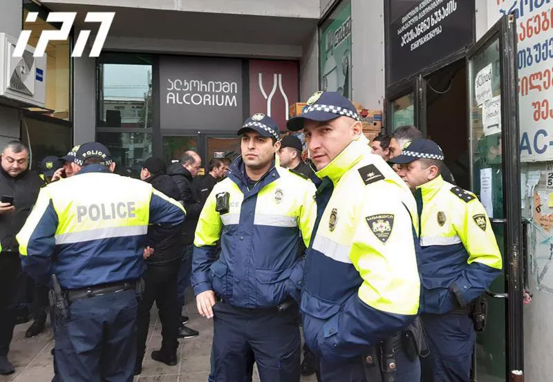 აქციის მონაწილეებმა მიხეილ ყაველაშვილის მაჟორიტარული ბიუროს ოფისზე სტიკერები წარწერით "დალუქულია" გააკრეს