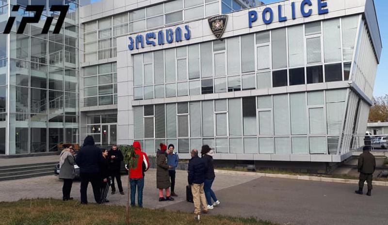 გორის პოლიციასთან "სირცხვილიას" წვერები აქციას მართავენ