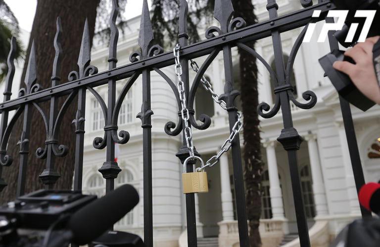 მოძრაობა "გაბედეს" წევრებმა ბოქლომი პრეზიდენტის რეზიდენციის ღობეს დაადეს