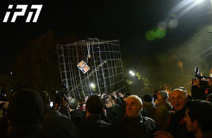 საკანზე დაკიდებული ბიძინა ივანიშვილის ფოტო აქციაზე - "თუ ასე გააგრძელებს გალიაში აღმოჩნდება"