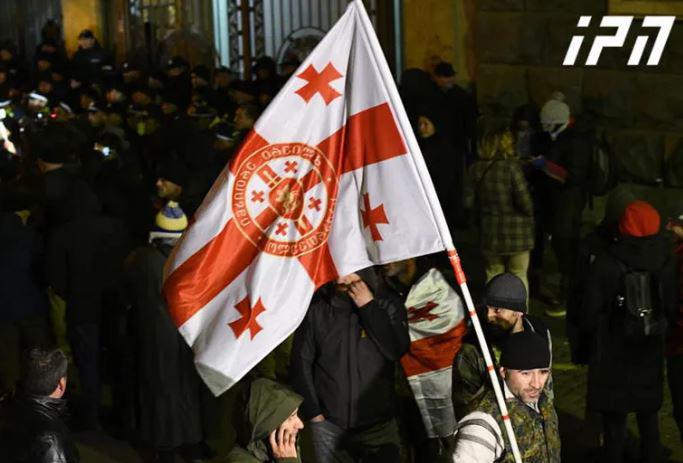 აქციის მონაწილეებმა პარლამენტის პიკეტირება დაიწყეს