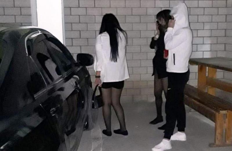 აფხაზეთში სამმა გოგონამ 81 წლის ქალი დააყაჩაღა და აწამა - თავდამსხმელებს შორის ერთ-ერთი 16 წლისაა