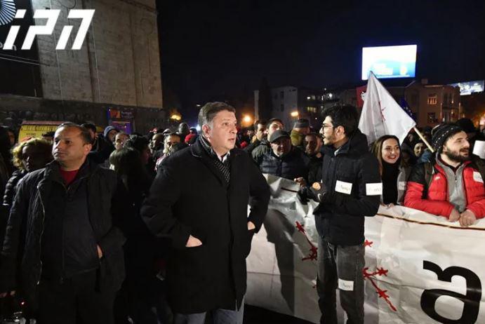 ოპოზიციის ლიდერებმა და მხარდამჭერებმა პარლამენტისკენ მსვლელობა დაიწყეს - იგეგმება საკანონმდებლო ორგანოს პიკეტირება