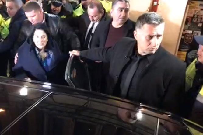 პრეზიდენტმა სალობიე შეძახილების ფონზე დატოვა