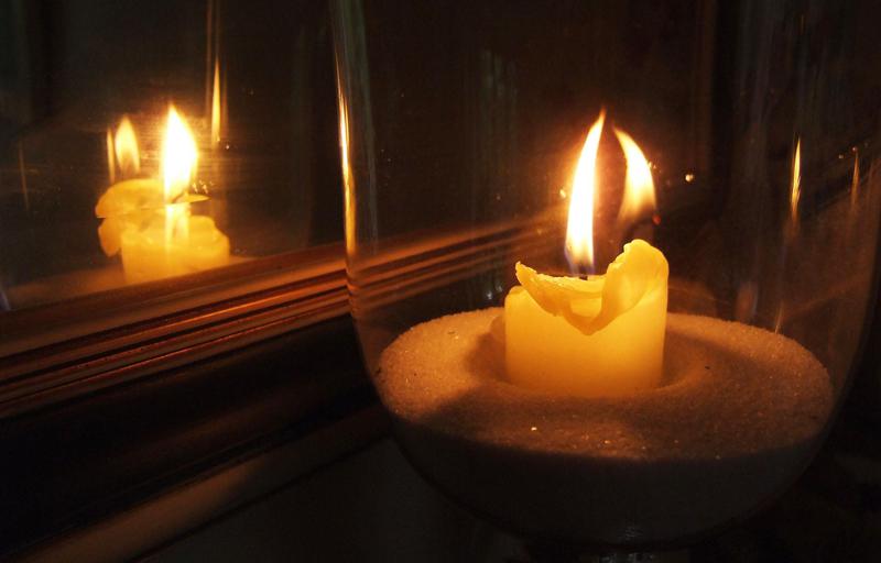 როგორ დავიცვათ სახლი ავი თვალისგან  - სახლის წმენდის უმარტივესი რიტუალი სანთლებისა და ნაკურთხი წყლის გამოყენებით