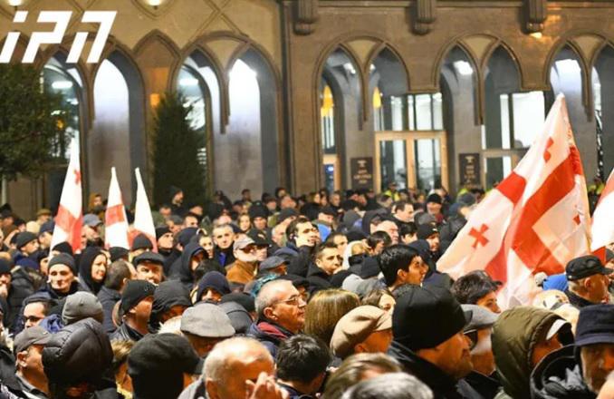 აქციის მონაწილეები პარლამენტის გარშემო ცოცხალ ჯაჭვს აკეთებენ