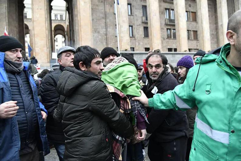 პარლამენტთან უგონო მდგომარეობაში მყოფი მამაკაცი იპოვეს