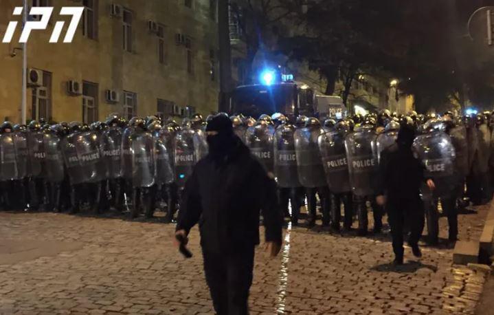 რუსთაველზე აქცია დაშალეს - სპეცრაზმმა წყლის ჭავლი გამოიყენა