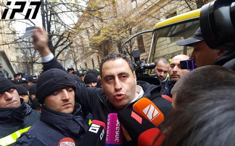 ბოლო ცნობები  რუსთაველიდან, სადაც აქციის მონაწილეები პარლამენტის შესასვლელთან მისვლას ცდილობენ