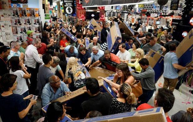 დღე, როდესაც ადამიანები მაღაზიების რიგებში საათობით დგანან და ერთმანეთსაც არ ინდობენ - რა ხდება 29 ნოემბერს?