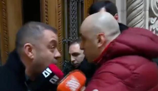 "მე არ გამექცე ბიჭო... ერთად გავიზარდეთ" - ნიკა მელიამ და ბექა ოდიშარიამ პარლამენტის ეზოში ერთმანეთს "უნამუსო" ეძახეს