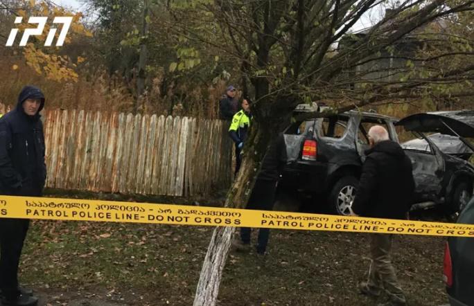 ზუგდიდის რაიონში ავტომობილი ჭიშკარს შეეჯახა და აალდა - მძღოლი ადგილზე დაიღუპა