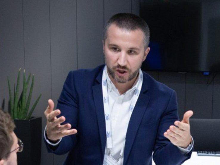 "არ მიყვარს შენი "ენჯეოები" - ევროპელი ანალიტიკოსი წერს, რომ ქართველ მესაზღვრესთან აეროპორტში პრობლემები შეექმნა