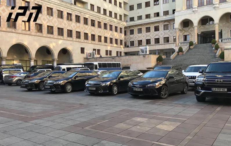 "დეპუტატები 5 საათზე გააღვიძეს და ცხვრებივით შერეკეს პარლამენტში" - რუსთაველზე რკინის ჯებირები აღარ დგას