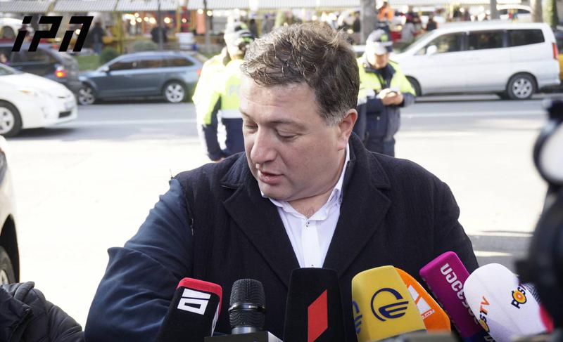 გიგი უგულავას დაპირისპირების დროს პალტო შემოახიეს - "ევროპული საქართველოს" ლიდერი უკვე თავისუფალია და აქციაზე ტაქსით მივიდა