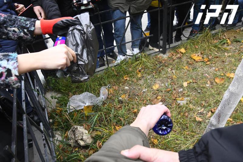 მოძრაობა "გაბედეს" წევრებმა თბილისის საქალაქო სასამართლოს ეზოსთან ლობიო დათესეს