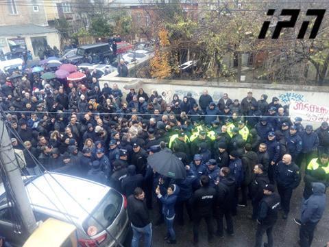 ქუთაისში "ოცნების" მხარდამჭერებმა "ნაცმოძრაობის" ოფისს ცოცხები და კვერცხები ესროლეს