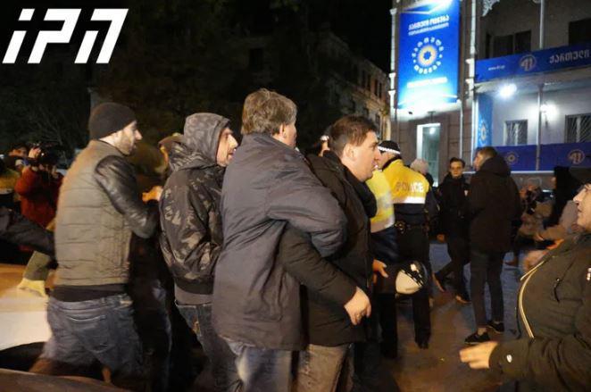 "ქართული ოცნების" ოფისთან  დაპირისპირებაა